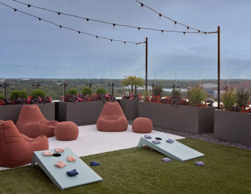 屋顶天井设有休息室和游戏设施，可供休闲放松。