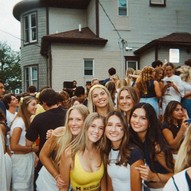 some of our new followers haven’t decided if they’re going to Umich yet or not 😳 lemme tell you, this town & the students are a vibe 🤘🏽From late nights at Casa Dominick’s to losing our voices at the Big House aaaand can’t forget about sunny days at the diag all within walking distance from VERVE btw 🤭 when you move in, you move up