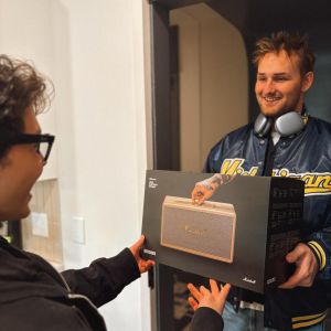 活力五日庆典首日开启！ 我们以Marshall蓝牙音箱震撼开场！参与方式：⭐️ 点赞本帖并确保关注Instagram账号@verveannarbor⭐️ 在评论区留言写下你想用新音箱播放的第一首歌，并@一位好友！🎶⭐️ 转发至你的IG故事可获得额外一次抽奖机会⭐️ 完成个人简介中的问卷调查可额外获得5次抽奖机会！