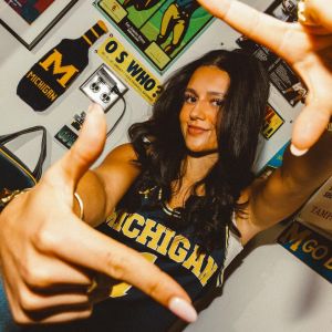 No better plans for this weekend than Michigan basketball 👀

Screens on, friends over, and every play has the whole room reacting 🏀

GO BLUE💙💛