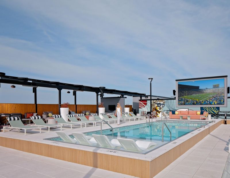 豪华的屋顶泳池，可欣赏全景，并配有现代化设施。